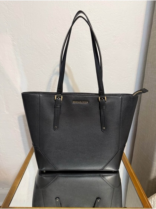 Michael Kors Handbags - Michael Kors Quinn Large Black Leather Tote